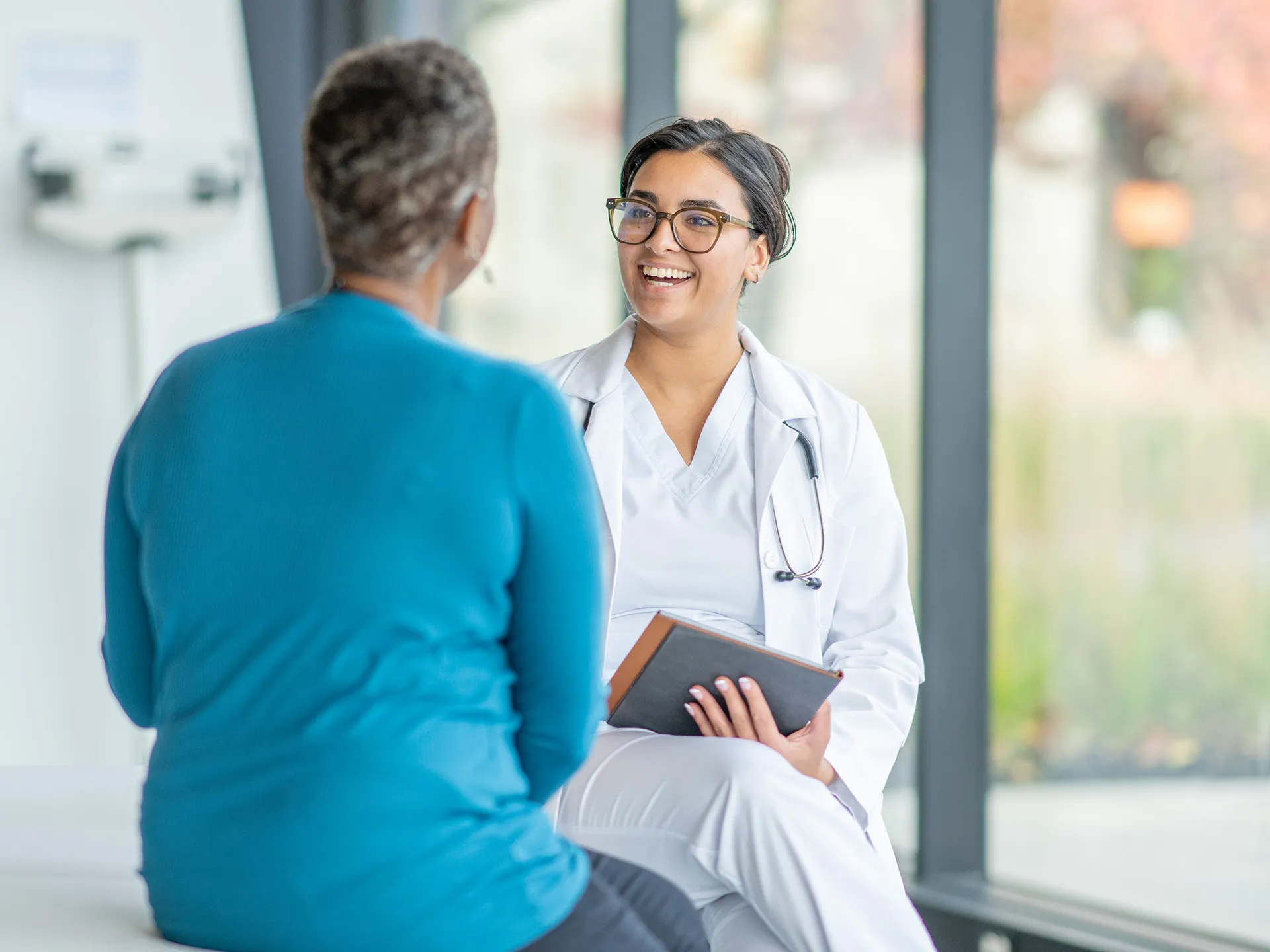 Ärztin, Patientin, Gespräch, Aufnahme, ambulante Reha