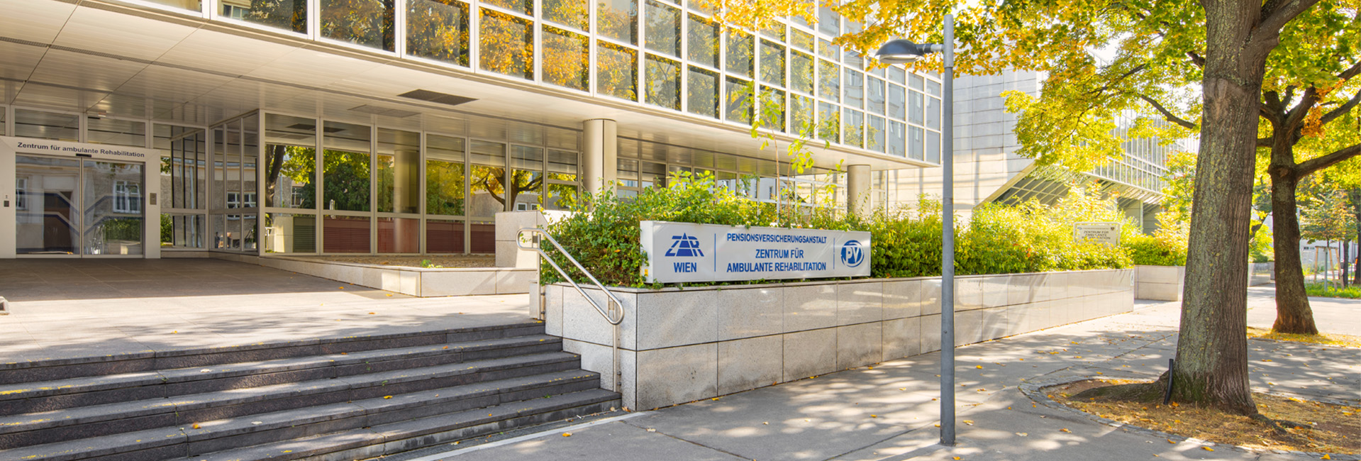 Eingang zum Zentrum für ambulante Rehabilitation Wien