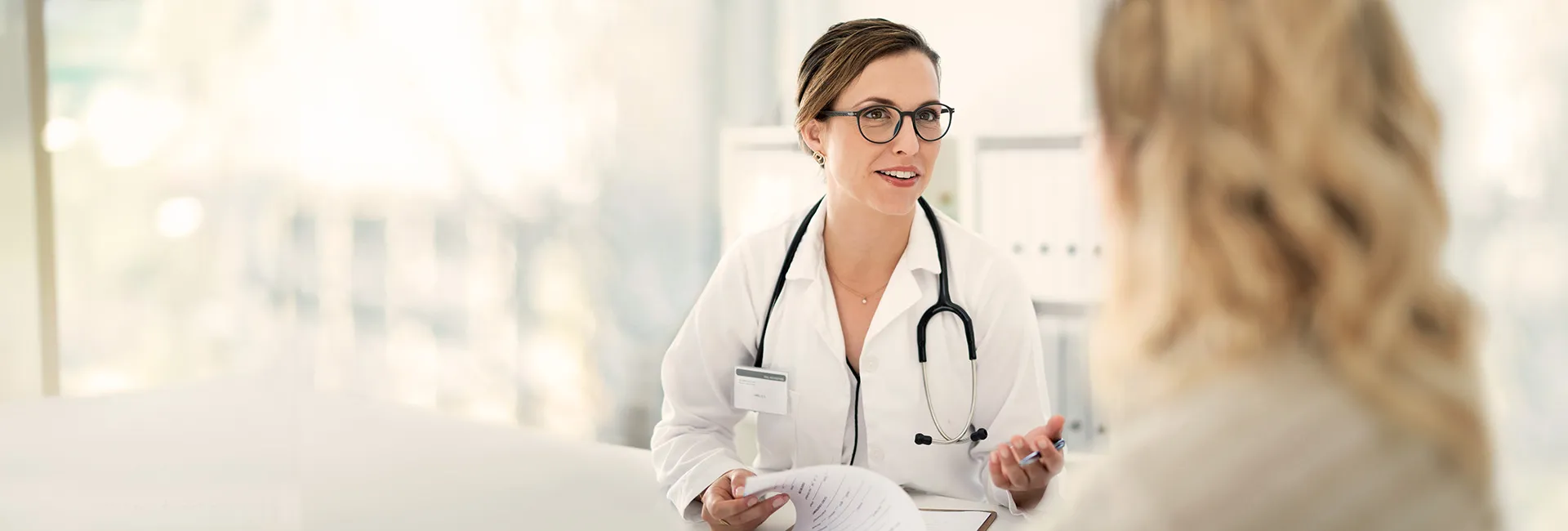 Ärztin beantwortet Frage von Patientin