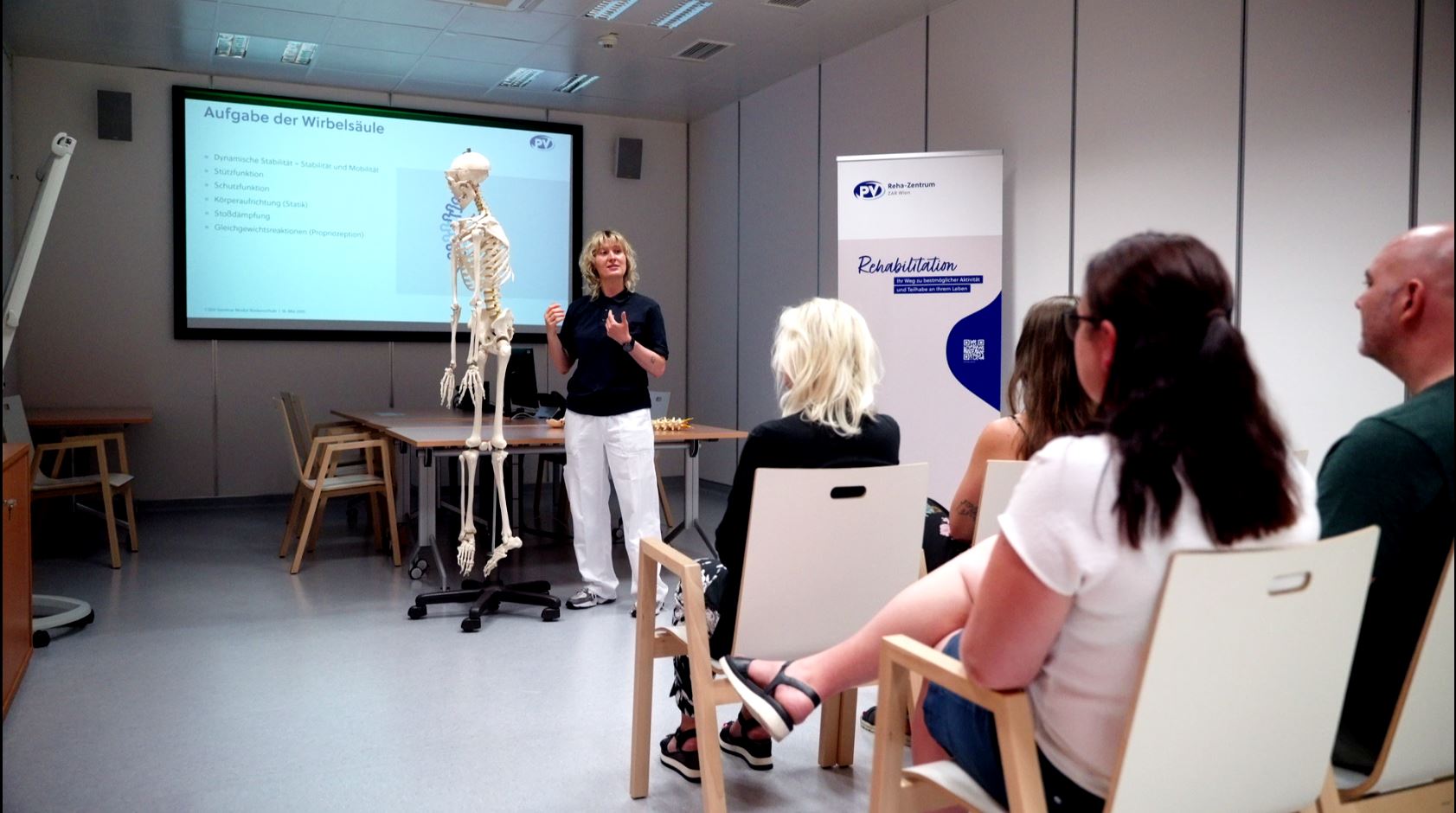 Vorschaubild Video: Physiotherapeutin hält Vortrag über Wirbelsäule