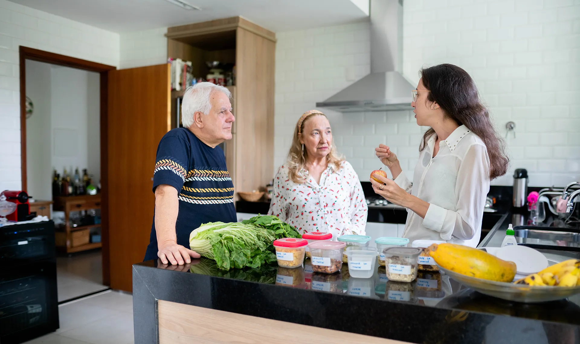 Diätberatung im Reha-Zentrum PV ZAR Wien – Diätologin erklärt Patient*innen gesunde Ernährung in der Küche