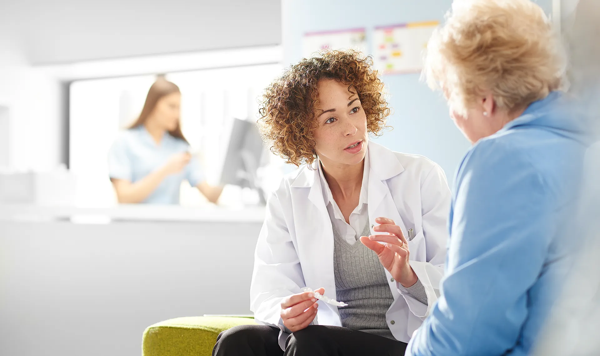 Ärztliche Betreuung im Reha-Zentrum PV ZAR Wien – Ärztin im Gespräch mit Patientin